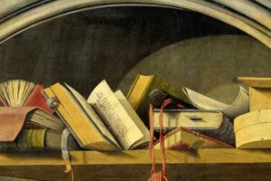 Stilleven met verschillende open en gesloten boeken liggend op een plank in een nis. In het midden een pennenkoker, rechts een ronde en een rechthoekige doos.