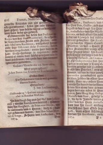 Door granaatscherf beschadigd boek.
