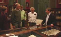 Jan Bos , projectleider van de STCN, gaf een interessante rondleiding langs alle vitrines, op de voor hem zo karakteristieke rustige en deskundige manier.