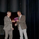 3. Overhandiging van het nieuwe NBV-jaarboek aan drs. G.C. Reussink, directeur van de Bibliotheek Rotterdam, door dr. B.P.M. Dongelmans, hoofdredacteur van het jaarboek.